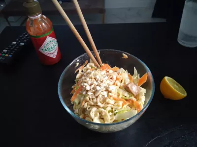 Que manger avec la salade de chou? Recette de salade de carottes au chou, facile et v&eacute;g&eacute;talienne : Que manger avec la salade de chou? Incluez-le dans un ramen fait maison