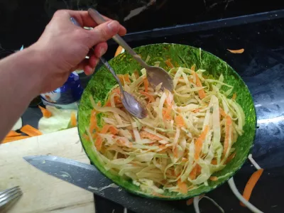 Que manger avec la salade de chou? Recette de salade de carottes au chou, facile et v&eacute;g&eacute;talienne : Salade de chou pr&ecirc;te &agrave; l'emploi