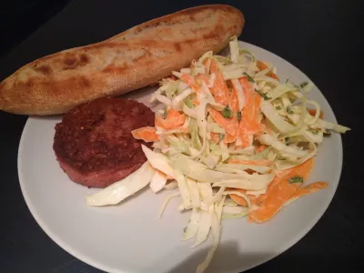 Que manger avec la salade de chou? Recette de salade de carottes au chou, facile et v&eacute;g&eacute;talienne : Que manger avec la salade de chou? Cela va tr&egrave;s bien avec un burger au-del&agrave; et une baguette
