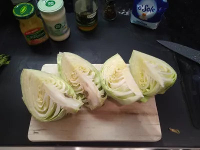 Que manger avec la salade de chou? Recette de salade de carottes au chou, facile et v&eacute;g&eacute;talienne : Rassemblez les ingr&eacute;dients, pr&eacute;parez le chou