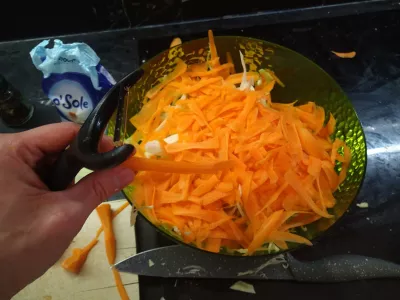 Que manger avec la salade de chou? Recette de salade de carottes au chou, facile et v&eacute;g&eacute;talienne : Peler et r&acirc;per les carottes