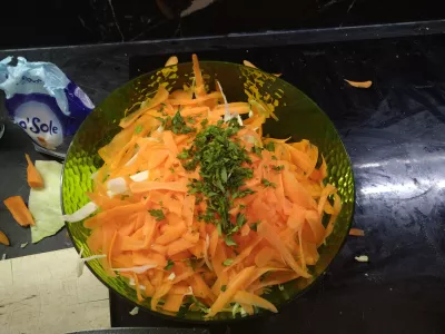 Que manger avec la salade de chou? Recette de salade de carottes au chou, facile et v&eacute;g&eacute;talienne : Ajouter le persil hach&eacute;, m&eacute;langer