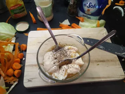 Que manger avec la salade de chou? Recette de salade de carottes au chou, facile et v&eacute;g&eacute;talienne : Pr&eacute;parez la sauce sur le c&ocirc;t&eacute;
