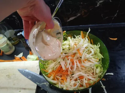 Que manger avec la salade de chou? Recette de salade de carottes au chou, facile et v&eacute;g&eacute;talienne : Ajouter la sauce aux l&eacute;gumes