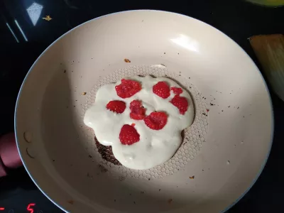 Cr&ecirc;pes vegan moelleuses &agrave; la banane / framboise 20 min : Faire une cr&ecirc;pe fourr&eacute;e aux framboises