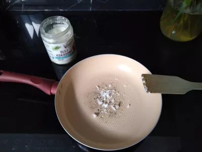 Cr&ecirc;pes vegan moelleuses &agrave; la banane / framboise 20 min : R&eacute;chauffer une casserole avec de l'huile de coco