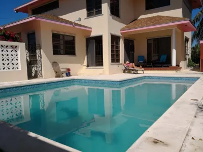 Comment Choisir Un Constructeur De Piscine : Profiter du soleil à côté d'une piscine souterraine de jardin