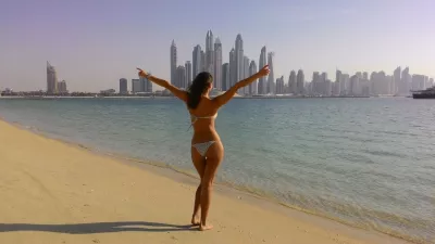 Il veut te voir dans ton bikini parce que c'est la première étape d'une relation : Heureuse femme en bikini sur la plage de Dubaï