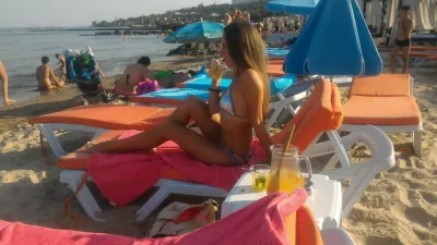 Il veut te voir dans ton bikini parce que c'est la premi&egrave;re &eacute;tape d'une relation : Femme sur une chaise longue sur une plage de sable