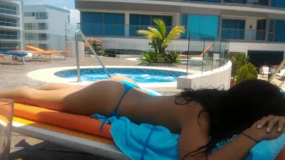Il veut te voir dans ton bikini parce que c'est la premi&egrave;re &eacute;tape d'une relation : Femme prenant le soleil sur le toit d'un h&ocirc;tel &agrave; proximit&eacute; de Jacuzzi &agrave; Radisson Blu Carthag&egrave;ne, Colombie